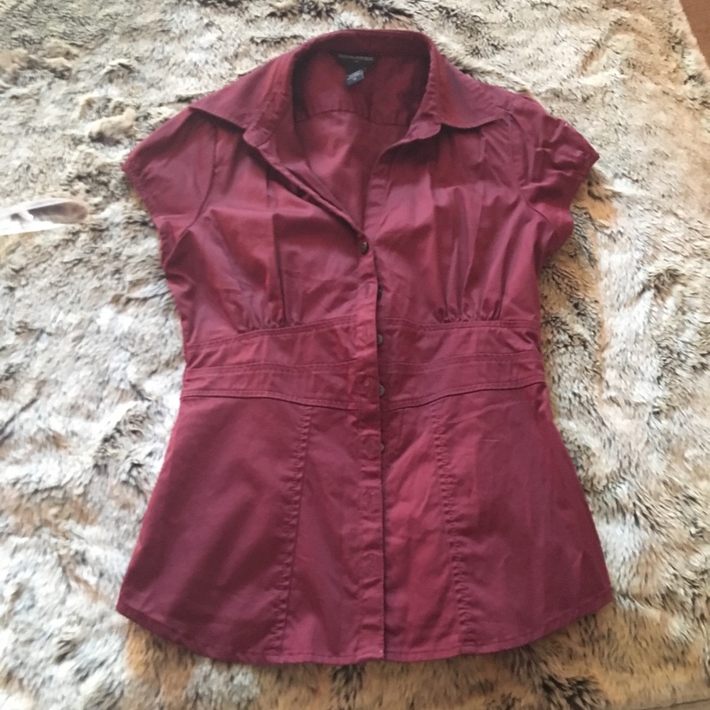 Maroon button down top, cap sleeve